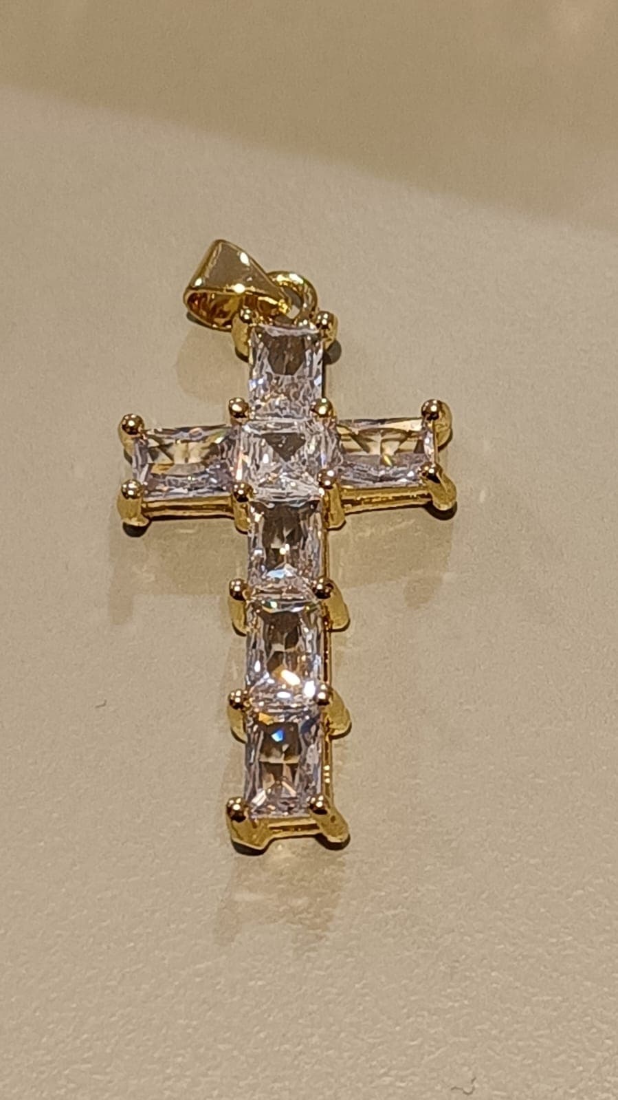 CRUZ CON ZIRCONIAS CUADRADAS