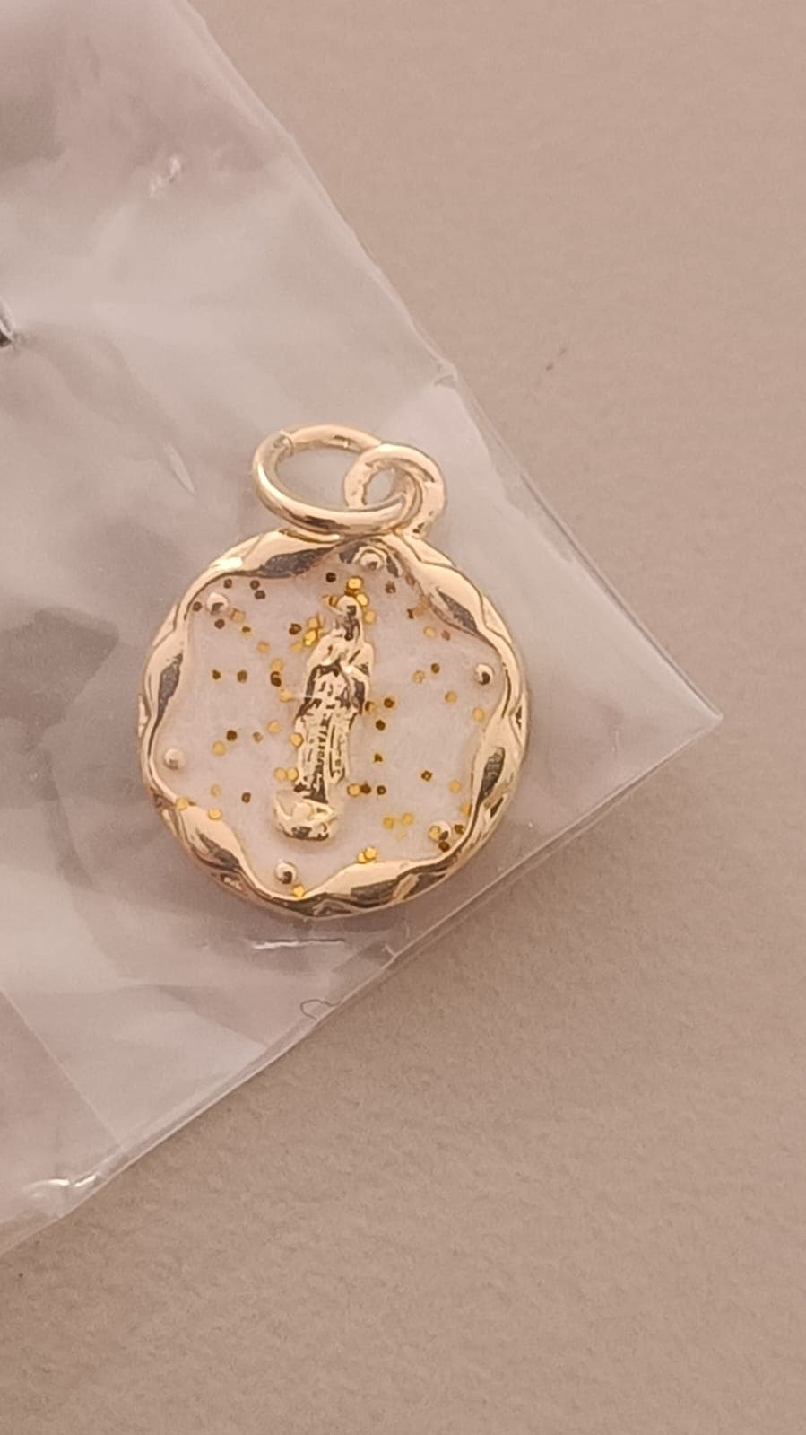 MEDALLA DE LA VIRGEN BLANCO CON BRILLOS