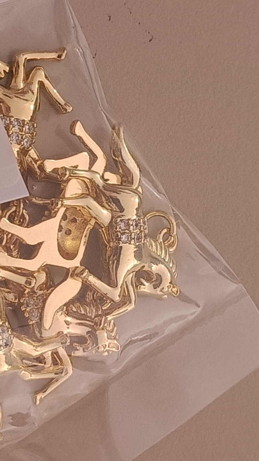 DIJE CABALLO CON ZIRCONIAS AL CENTRO