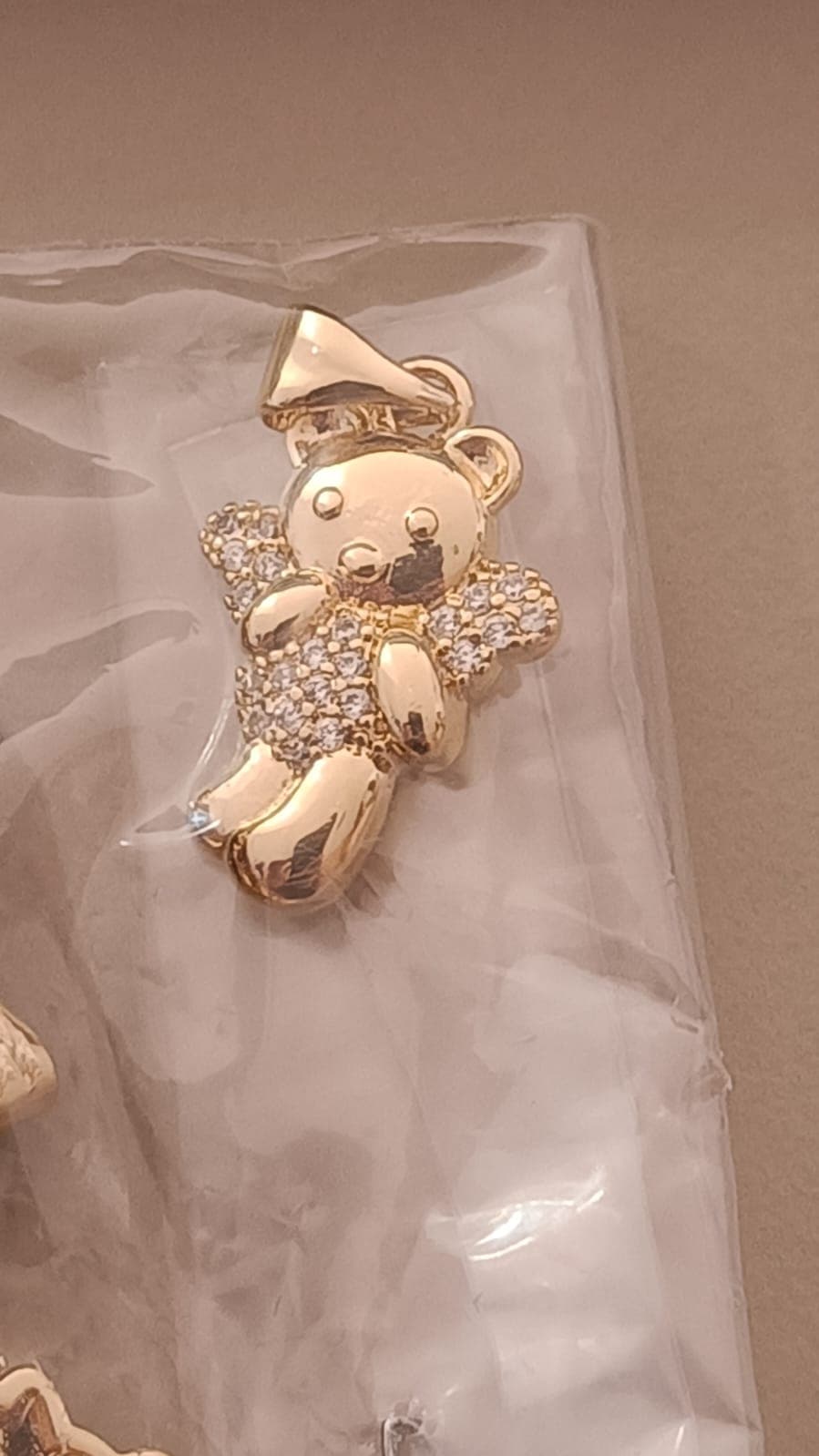 DIJE OSO CON ALAS Y ZIRCONIA