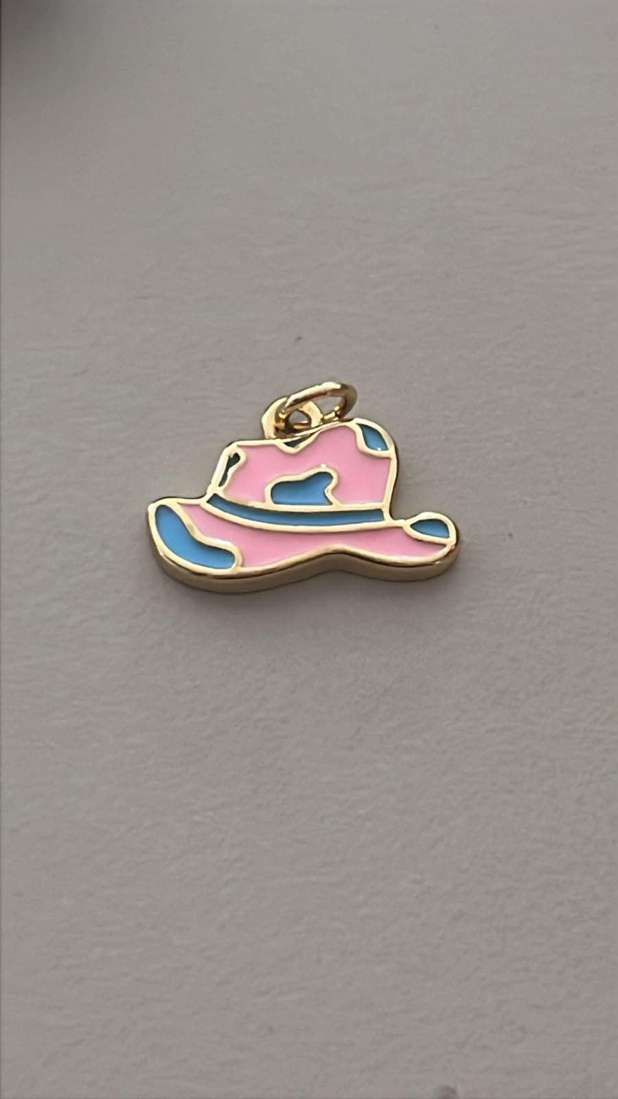 DIJE SOMBRERO AZUL Y ROSA